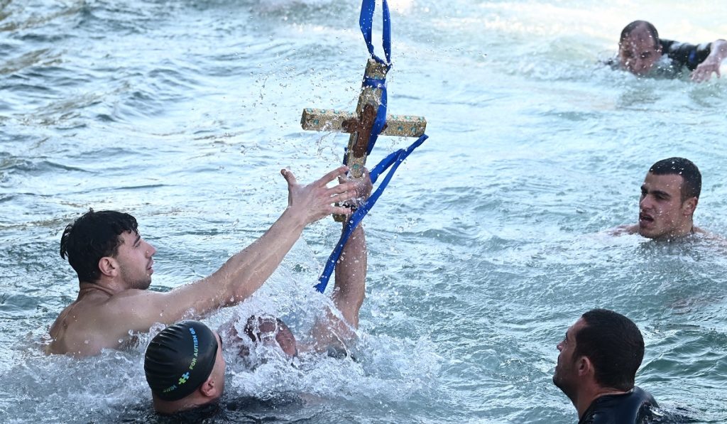 Τα έθιμα που αναβιώνουν ανά την Ελλάδα την ημέρα των Θεοφάνειων