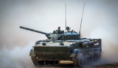 Η νέα πρόεδρος τη Βενεζουέλας κήρυξε κατάσταση έκτακτης ανάγκης και έβγαλε τα ρωσικά άρματα στους δρόμους (βίντεο)