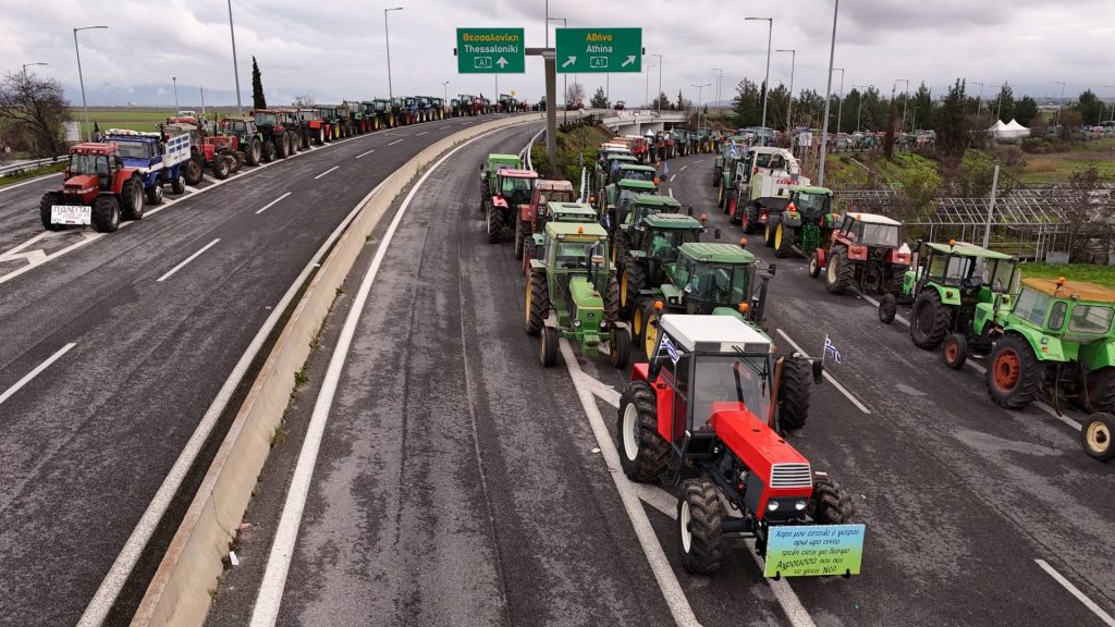 Αγροτικές κινητοποιήσεις: Σε εξέλιξη συνέλευση στο μπλόκο των Θηβών