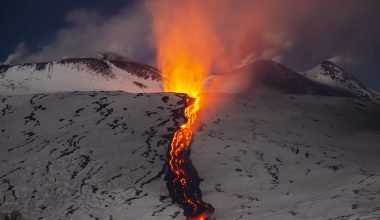 Βίντεο: Ιταλός δημιουργός περιεχομένου κατέγραψε μοναδικές εικόνες από την Αίτνα – Η λάβα κοχλάζει και ρέει αργά