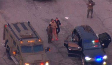 Με χειροπέδες και με αστυνομικό κομβόι οδηγείται στο ομοσπονδιακό δικαστήριο της Νέας Υόρκης ο Ν.Μαδούρο