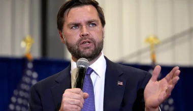 Τ.Ν.Βανς για την επίθεση στο σπίτι του: «Ένας τρελός προσπάθησε να μπει μέσα σπάζοντας τα παράθυρα με σφυρί»