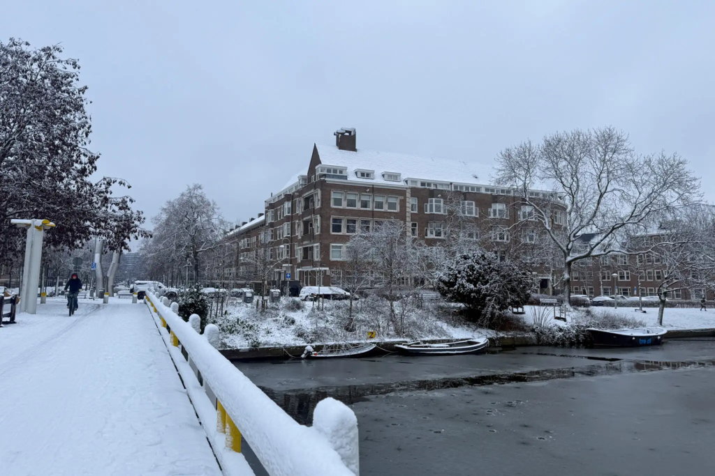 Σφοδρές χιονοπτώσεις στην Ολλανδία: Ακινητοποιήθηκαν τα τρένα και ακυρώθηκαν εκατοντάδες πτήσεις (βίντεο)