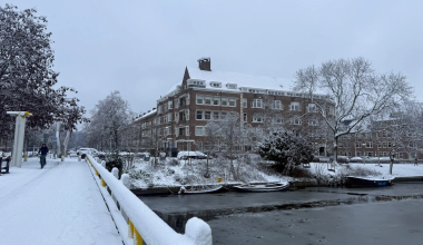 Σφοδρές χιονοπτώσεις στην Ολλανδία: Ακινητοποιήθηκαν τα τρένα και ακυρώθηκαν εκατοντάδες πτήσεις (βίντεο)