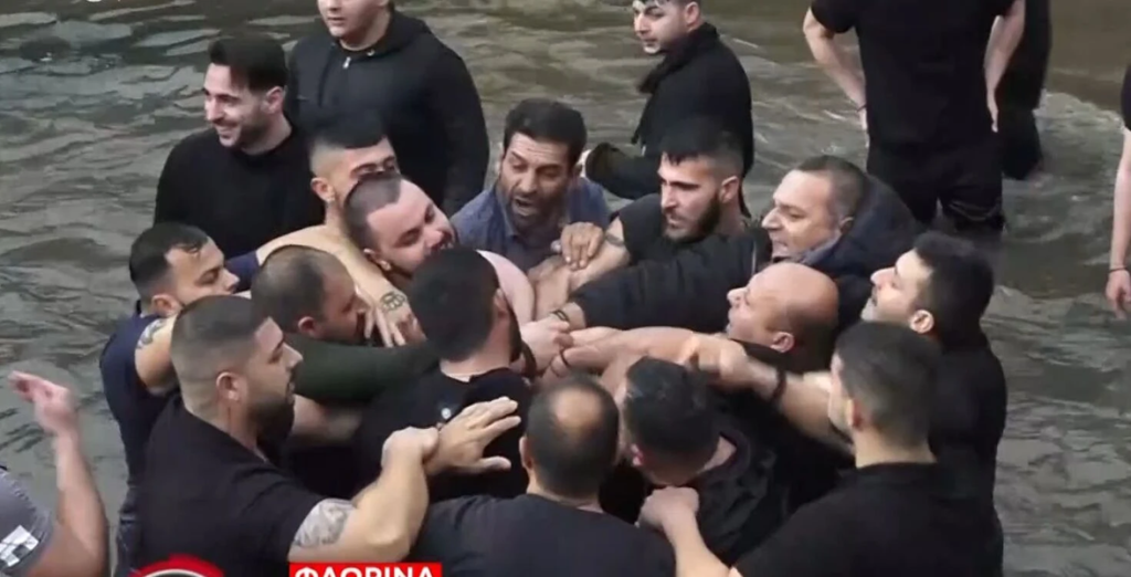 «Χαμός» στη Φλώρινα: Πιάστηκαν στα χέρια για τον Τίμιο Σταυρό! (βίντεο)