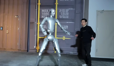 Βίντεο: Το ανθρωποειδές ρομπότ ύψους 1,80 μέτρων που έχει πολεμικές ικανότητες