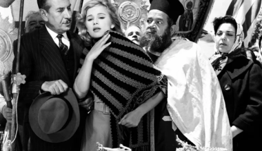 Όταν η Αλίκη Βουγιουκλάκη έπιασε τον Σταυρό μέσα στο καλοκαίρι για τα γυρίσματα της ταινίας «Μανταλένα» (βίντεο)