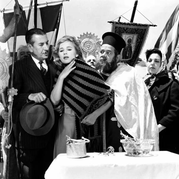 Όταν η Αλίκη Βουγιουκλάκη έπιασε τον Σταυρό μέσα στο καλοκαίρι για τα γυρίσματα της ταινίας «Μανταλένα» (βίντεο)