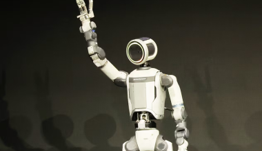 «Atlas»: Το ανθρωποειδές ρομπότ που παρουσίασε η Hyundai και θα εργάζεται στα εργοστάσιά της από το 2028 (βίντεο)