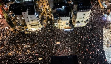 Ιερουσαλήμ: Λεωφορείο έπεσε πάνω σε πλήθος υπερορθόδοξων διαδηλωτών – Ένας νεκρός