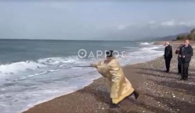 Θεοφάνια: Η στιγμή που ιερέας στη Μεσσηνία ρίχνει τον σταυρό στην θάλασσα με καλάμι ψαρέματος! (βίντεο)