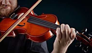 Βίντεο: Κοριτσάκι στην Μόσχα παίζει μαζί με έναν μουσικό ένα καταπληκτικό κομμάτι