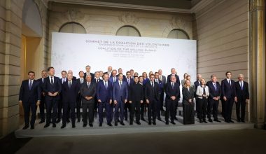 Στον.,.. κόσμο τους οι «πρόθυμοι»: Υπογράφουν συμφωνίες μεταξύ τους και αλληλοσυγχαίρονται!