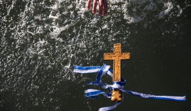 Θεοφάνια: Για ποιον λόγο ρίχνουμε τον Σταυρό στη θάλασσα – Τι συμβολίζει