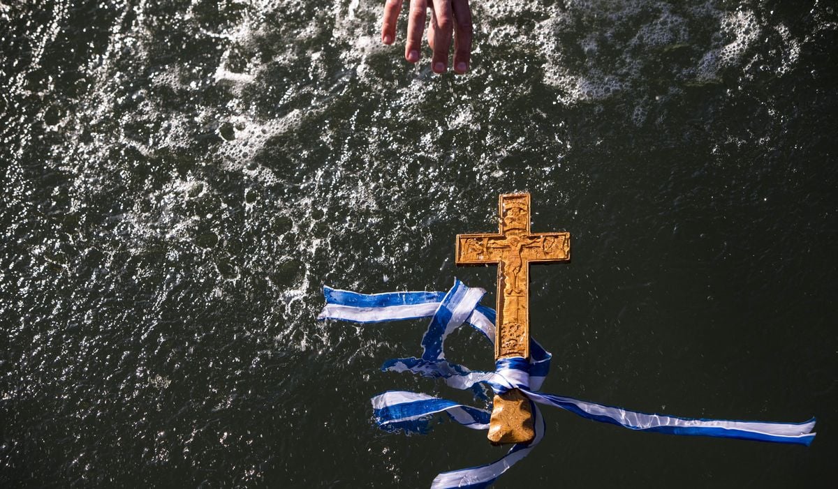 Θεοφάνια: Για ποιον λόγο ρίχνουμε τον Σταυρό στη θάλασσα – Τι συμβολίζει