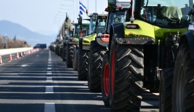 Οι αγρότες της Πάτρας αιφνιδίασαν την αστυνομία και άνοιξαν τις μπάρες στα διόδια του Ρίου Αντιρρίου