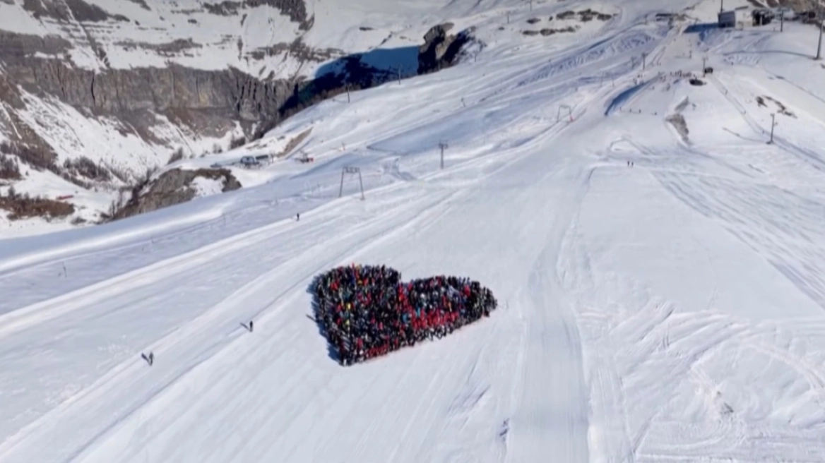 Ελβετικές Άλπεις: 1.000 σκιέρ σχημάτισαν καρδιά στο χιόνι για τα θύματα της φωτιάς στο Κραν Μοντανά (βίντεο)