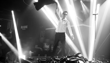 Βίντεο: Απρόοπτο πάνω στη σκηνή για τον Νίνο – Του «έφυγε» από τα χέρια το μικρόφωνο ενώ τραγουδούσε