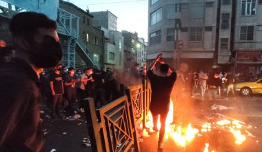 Συνεχίζονται οι διαδηλώσεις στο Ιράν – «Θάνατος στον Χαμενεΐ» φωνάζουν