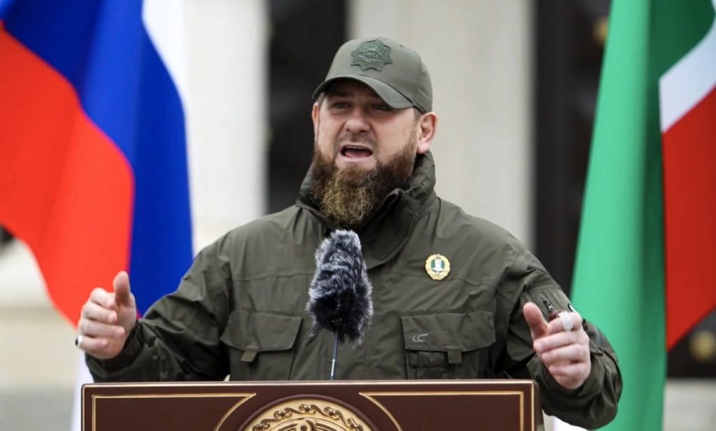 Ρ.Καντίροφ σε Β.Ζελένσκι για την «αίτηση σύλληψής του από τις ΗΠΑ»: «Προσπάθησε μια φορά να φανείς άντρας»!