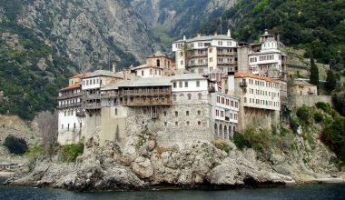 Γέμισε με Ρουμάνους πιστούς το Άγιον Όρος για τα Χριστούγεννα! – 1.000 άτομα πέρασαν στην Αθωνική Πολιτεία