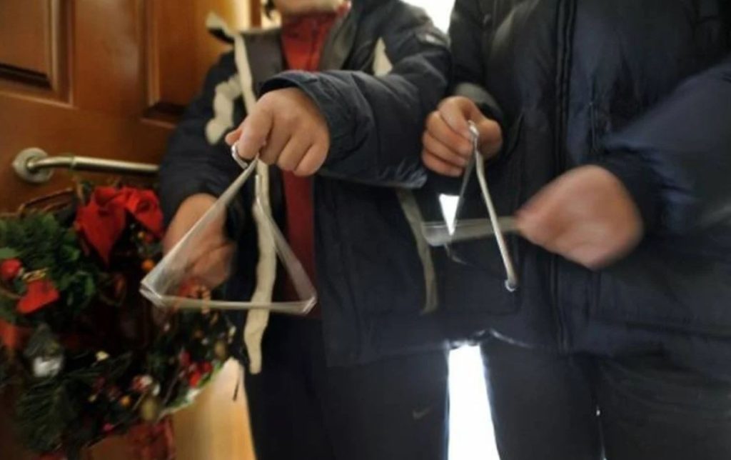 Απίστευτο περιστατικό στο Χαϊδάρι: Νεαροί είπαν τα κάλαντα Θεοφανίων και φεύγοντας… έκλεψαν παπούτσια (βίντεο)