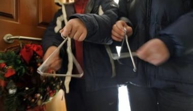 Απίστευτο περιστατικό στο Χαϊδάρι: Νεαροί είπαν τα κάλαντα Θεοφανίων και φεύγοντας… έκλεψαν παπούτσια (βίντεο)