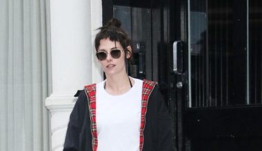 «Μαγνήτισε» τα βλέμματα η Κρίστεν Στιούαρτ στη Νέα Υόρκη: Εμφανίστηκε με διάφανη φούστα και μαύρο εσώρουχο (φώτο)