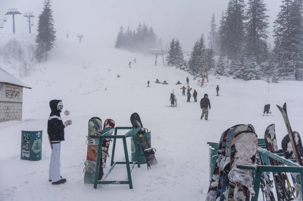Ουκρανία: Άλλοι σκοτώνονται στα μέτωπα και άλλοι «παρτάρουν» δίχως αύριο στο Μπούκοβελ