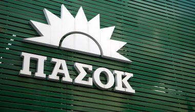 ΠΑΣΟΚ για αγροτικό ρεύμα: Πλαφόν 7 λεπτά/kWh, πάγιο 5 ευρώ και 120 δόσεις για τις οφειλές