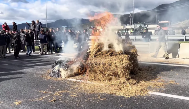 Οι αγρότες απέκλεισαν με τα τρακτέρ τις σήραγγες των Τεμπών – Που αλλού υπάρχουν μπλόκα (φώτο-βίντεο)