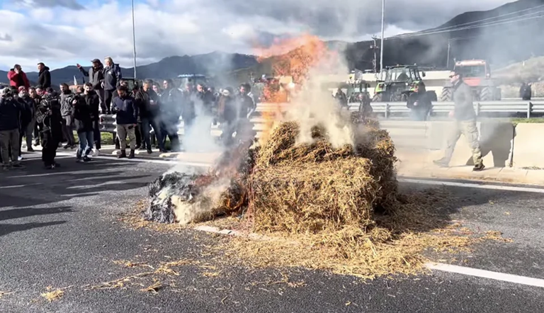 Οι αγρότες απέκλεισαν με τα τρακτέρ τις σήραγγες των Τεμπών – Που αλλού υπάρχουν μπλόκα (φώτο-βίντεο)