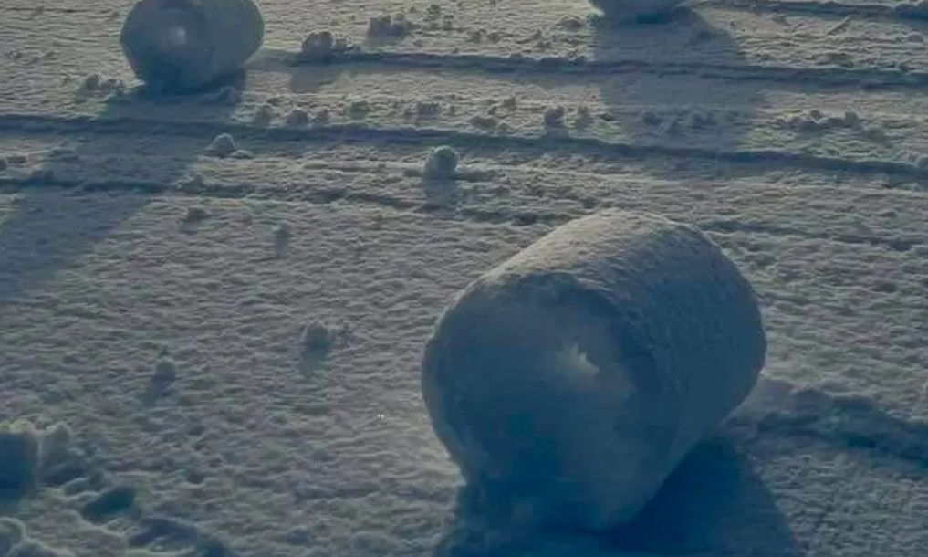 «Κύλινδροι χιονιού»: Το σπάνιο φυσικό φαινόμενο που παρατηρήθηκε στην Σκωτία – Τι το προκαλεί