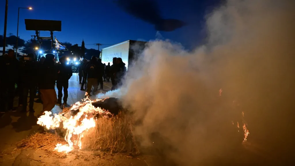 Ένταση ανάμεσα σε αγρότες και αστυνομικές δυνάμεις στο μπλόκο της Θήβας: Η ΕΛ.ΑΣ. τους ζήτησε να ανοίξουν τον δρόμο