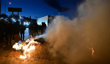 Ένταση ανάμεσα σε αγρότες και αστυνομικές δυνάμεις στο μπλόκο της Θήβας: Άναψαν φωτιά σε άχυρα