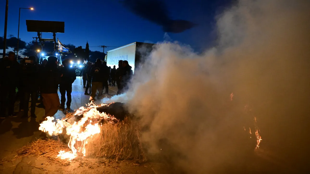 Ένταση ανάμεσα σε αγρότες και αστυνομικές δυνάμεις στο μπλόκο της Θήβας: Η ΕΛ.ΑΣ. τους ζήτησε να ανοίξουν τον δρόμο