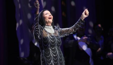 Στο νοσοκομείο με χαμηλό οξυγόνο η Ζωζώ Σαπουντζάκη: «Θα πάρει σύντομα εξιτήριο» λέει φίλη της