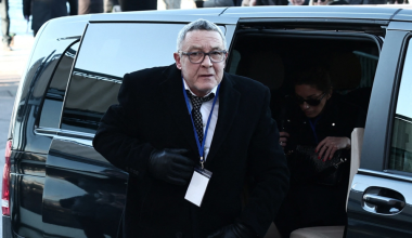 Κηδεία Μπριζίτ Μπαρντό: Η σπάνια δημόσια εμφάνιση του 65χρονου μοναχογιού της – Ταξίδεψε από τη Νορβηγία (φώτο)