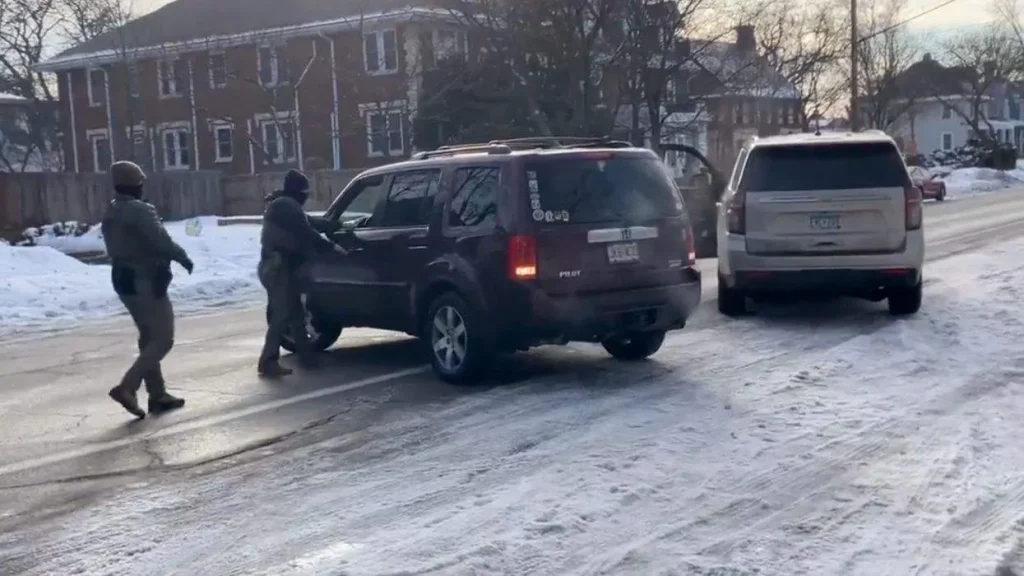 Aυτός είναι ο πράκτορας της ICE που σκότωσε εν ψυχρώ την γυναίκα στην Μινεάπολι (φωτό)