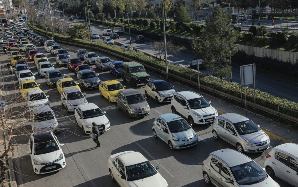 Στο «κόκκινο» η κίνηση: Δεν λειτουργούν τα φανάρια σε Μεσογείων και Κατεχάκη