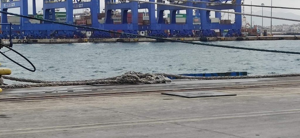 Ημιβυθισμένο ιστιοφόρο στη μαρίνα της Νικήτης στην Χαλκιδική λόγω κακοκαιρίας