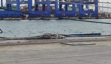 Ημιβυθισμένο ιστιοφόρο στη μαρίνα της Νικήτης στην Χαλκιδική λόγω κακοκαιρίας