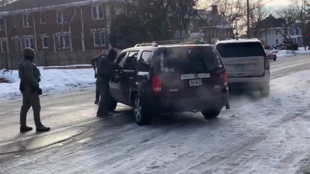 Βίντεο: Η στιγμή που πράκτορες της ΙCE απομακρύνουν γιατρό που προσπαθεί να πλησιάσει την 37χρονη στη Μινεάπολη