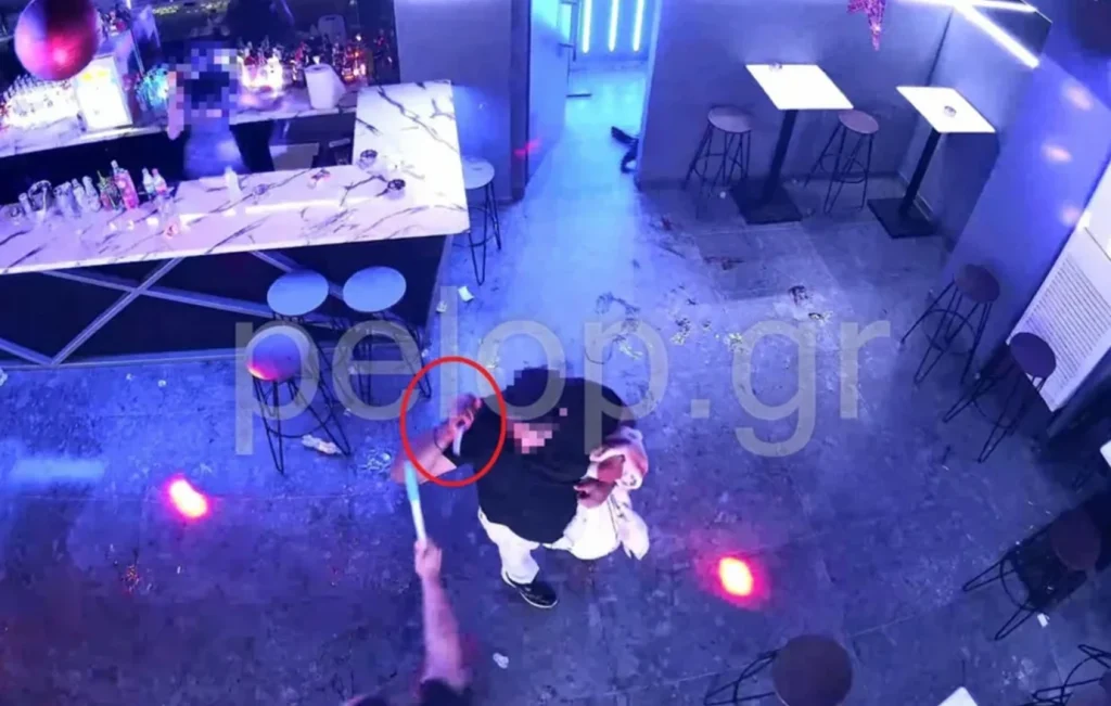 Φονικός ξυλοδαρμός 30χρονου στην Πάτρα: H στιγμή που άνδρας βγάζει μαχαίρι μέσα στο νυκτερινό κέντρο (φωτο)