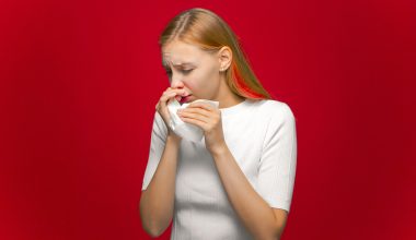 Ρινορραγία: Όσα πρέπει να ξέρετε αν αιμορραγεί συχνά η μύτη σας – Οι συνήθειες αιτίες