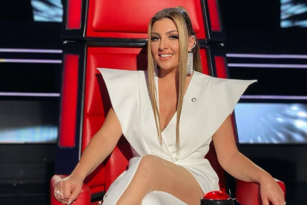 Με περούκα και φόρεμα καμπαρέ εμφανίστηκε η Ε.Παπαρίζου στην σκηνή νυκτερινού κέντρου: Δείτε βίντεο