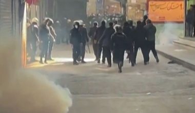 Ιράν: Οι διαδηλωτές πυρπόλησαν τέμενος στην Τεχεράνη