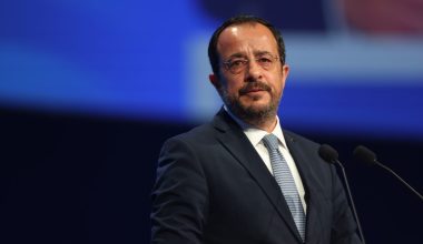 Χαμός στην Κύπρο με το βίντεο που παρουσιάζει το κόμμα του Ν.Χριστοδουλίδη να δέχεται παράνομες χρηματοδοτήσεις!