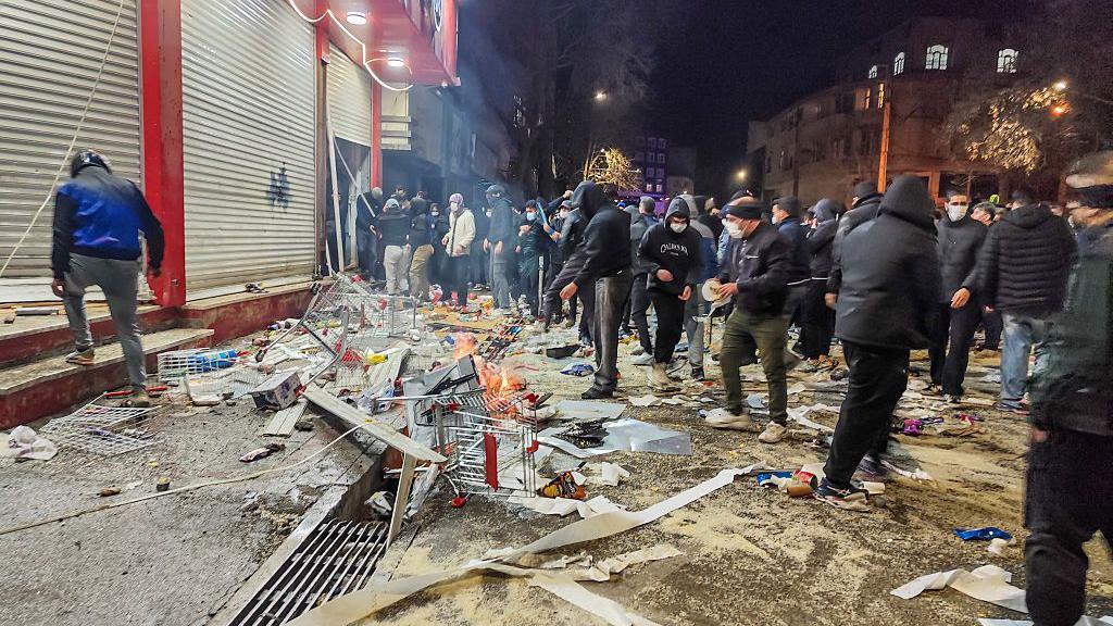 Τι κρύβεται πίσω από τις βίαιες ταραχές στο Ιράν: Οι πολίτες ζουν μέσα στην οικονομική ασφυξία