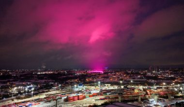 Αγγλία: Το εντυπωσιακό θέαμα  με τον φούξια ουρανό στα Δυτικά Μίντλαντς